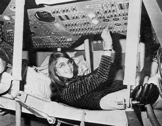 Margaret Hamiltonová ve velitelském modulu Apollo