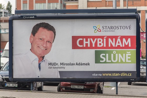 Zlínský primátor Miroslav Adámek na billboardu pi kampani ped krajskými volbami.