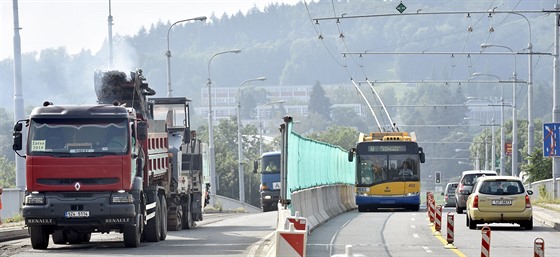 Oprava nadjezdu, který propojuje centrum msta a nejvtí zlínské sídlit...