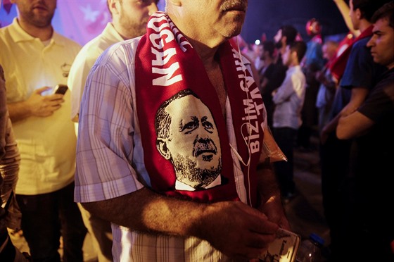 Na istanbulském námstí Taksim se v úterý seli píznivci prezidenta Erdogana...