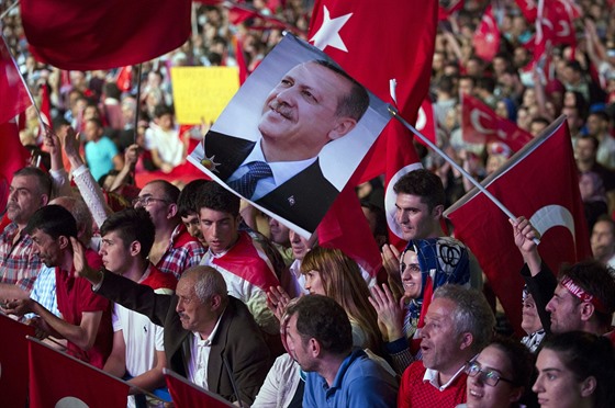 Na istanbulském námstí Taksim se v úterý seli píznivci prezidenta Erdogana...