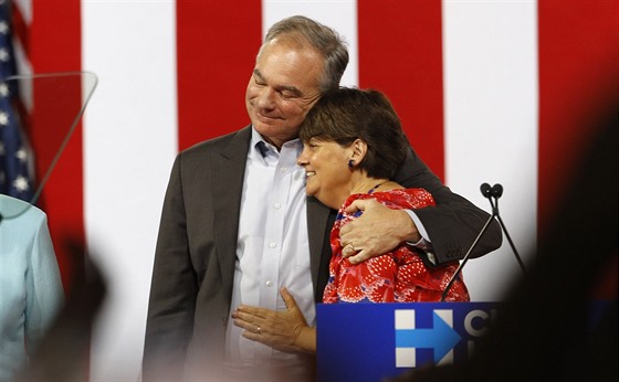 Demokratický kandidát na viceprezidenta USA Tim Kaine s man�elkou Anne (25....