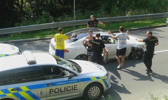 Ostravští policisté naháněli mladíky ujíždějící v luxusním Jaguaru. Dostihli je...