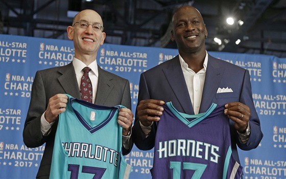 PEDASNÁ RADOST. Adam Silver (vlevo) a Michael Jordan oznamují, e Charlotte...