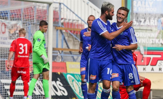 Olomoutí fotbalisté (v modrém) se radují v pípravném duelu.