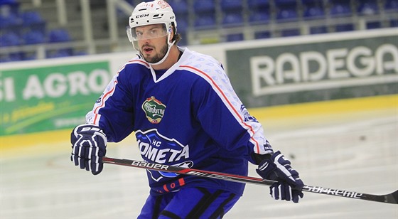 Hokejový útoník Martin Zaovi na tréninku Komety Brno