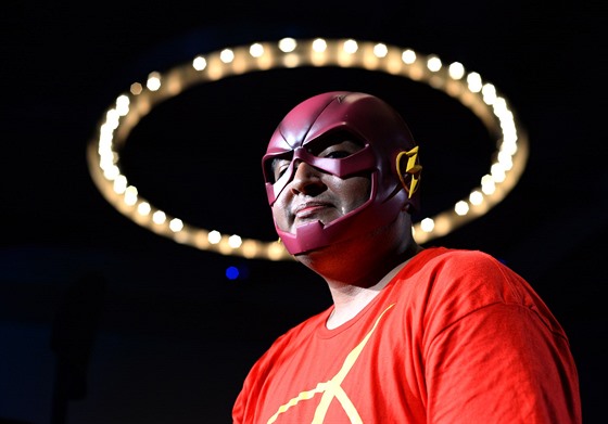 Záběr z letošního Comic-conu. Fanoušek se oblékl do kostýmu Flashe (23....
