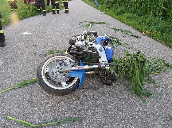 Motocyklista havaroval mezi Velkými Petrovicemi a Marovem na Náchodsku...