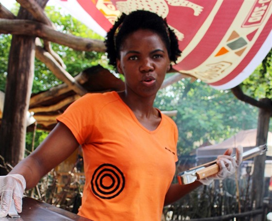 Kameruanka Agnes v zoo pipravuje tradiní africká jídla.