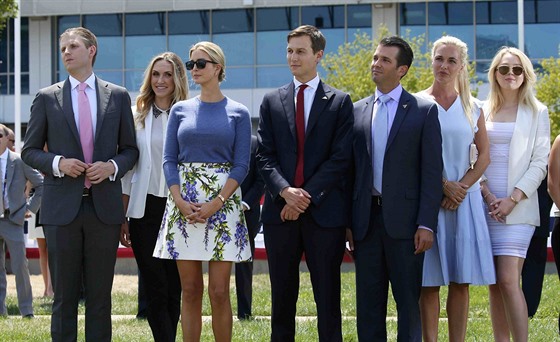 Eric Trump a jeho manelka Lara Yunaska, Ivanka Trumpov a jej manel Jared...