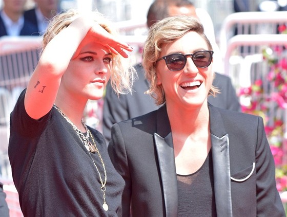 Kristen Stewartová a její přítelkyně Alicia Cargileová (Cannes, 15. května 2016)