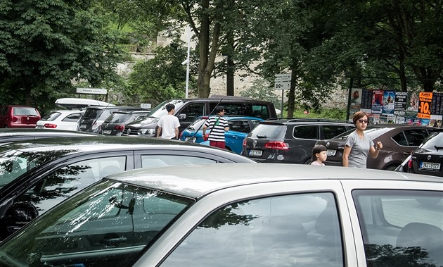 Turisté se mohou na krumlovských parkovitích setkat s neodbytnými ebráky,...