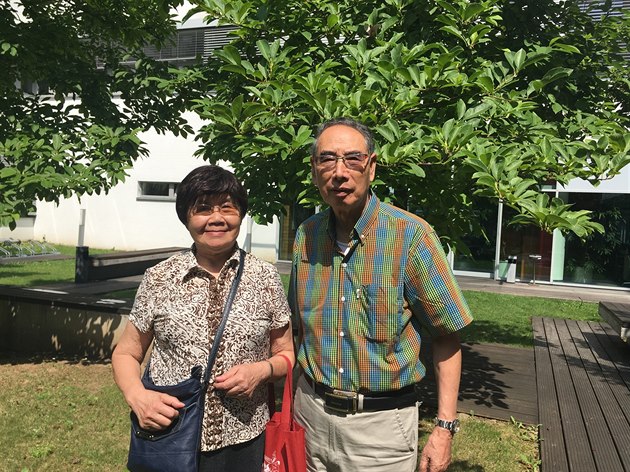 Pan Wu Ben-li s manželkou v atriu společnosti MAFRA na Smíchově.