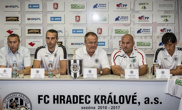 P�ED LIGOU. �editel klubu Richard Jukl, sportovní mana�er Pavel Krma�, tiskový mluv�í Milan �edivý, trenér Bohuslav Pilný a kapitán prvoligového týmu Pavel �erný (zleva) na tiskové konferenci.