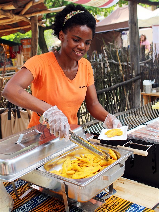 Kameruanka Agnes v zoo pipravuje tradiní africká jídla.