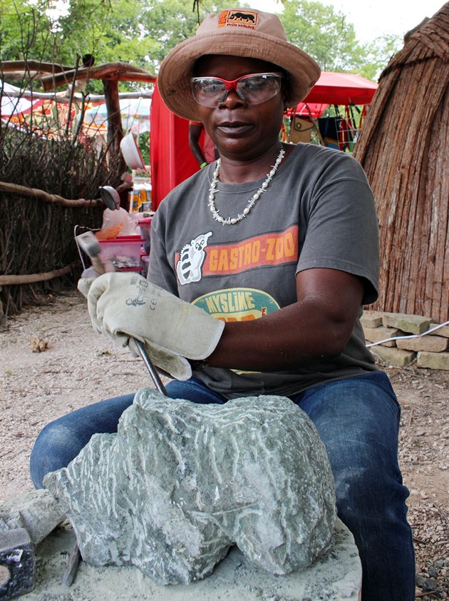 Maudy Muhoni ze Zimbabwe ukazuje práci s kamenem.