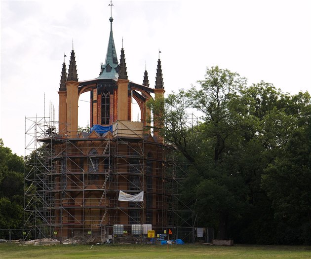 Novogotický templ v zámeckém parku na Krásném Dvoe v dob, kdy procházel...