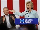 Demokratická kandidátka na prezidentku USA Hillary Clintonová s Timem Kainem,...