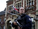 Policie hlídkuje v Saint-Etienne-du -Rouvray, kde dva útoníci pepadli kostel...
