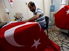 Výroba tureckých vlajek v Istanbulu (19. ervence 2016)