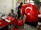 Výroba tureckých vlajek v Istanbulu (19. ervence 2016)
