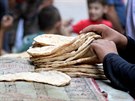 Distribuce chleba v syrském Aleppu (14. ervence 2016)