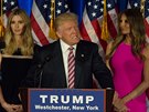Donald Trump, jeho dcera Ivanka (vlevo) a jeho tetí ena Melania bhem...