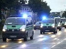 Policejní auta míí k mnichovskému obchodnímu centru Olympia (22. ervence 2016)