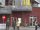 Policisté ped restaurací McDonald &#769;s u mnichovského obchodního centra...