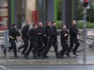 Nmecká policie u mnichovského obchodního centra Olympia, kde vypukla stelba...