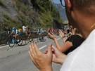 Fanoušci povzbuzují cyklisty během sedmnácté etapy Tour de France.