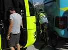 Vmstnán do kvíry mezi autobusy tým Tinkoff a Astana se Roman Kreuziger na...