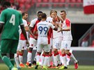 Fotbalisté Slavie slaví branku Milana kody (druhý zprava).