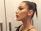 Modelka Bella Hadidová nejradi pracuje s rozjasovací adou Skin Fetish 003 od...