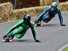 Sjezd longboardist� z vrcholu Koz�kova v �esk�m r�ji (23. �ervence 2016).