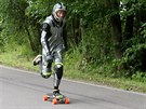 Sjezd longboardist� z vrcholu Koz�kova v �esk�m r�ji (23. �ervence 2016).