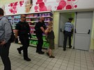 Policie odvádí podezřelou ze zabití jiné ženy v obchodním centru na pražském...