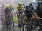 Chris Froome ve lutém dresu se svým týmem Sky bhem dvacáté etapy Tour de...