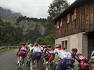 Peloton cyklist stoupá v Alpách v pedposlední etap Tour de France.