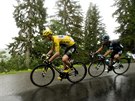 RYCHLE DOL Z KOPCE. Chris Froome sjídí v detivém poasí jeden z kopc.