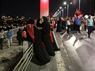 Demonstrace na podporu Erdogana v ulicích Istanbulu (21. ervence 2016)