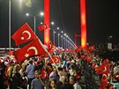 Demonstrace na podporu Erdogana v ulicích Istanbulu (21. ervence 2016)