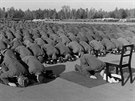 Bosentí muslimové v uniformách SS se modlí pi výcviku v nmeckém Neuhammeru v...