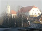 Valtíov u Ústí nad Labem. Dominantou obce je kostel svatého Václava.