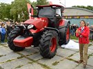 Traktor z brnnské firmy Zetor Tractors vytvoil na poli u msta Paneveys...