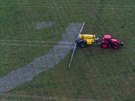 Traktor z brnnsk firmy Zetor Tractors vytvoil na poli u msta Paneveys...