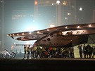Solar Impulse 2 po pistání v Abú Zabí 26. 7. 2016. Oblet svta se bez kapky...