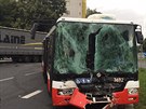 V Patokov ulici v Praze se srazil autobus s kamionem (22. ervence 2016).