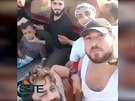 Bojovníci proti syrskému vdci Baáru Asadovi zveejnili video, kde popravili...
