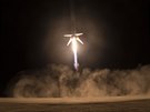 Pistání prvního stupn rakety Falcon po startu zásobovacího letu Dragon CRS-9...